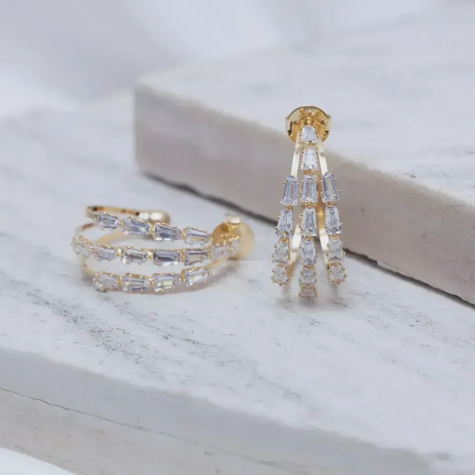 BRINCO ARGOLA TRIPLA COM ZIRCÔNIAS BANHO OURO 18K