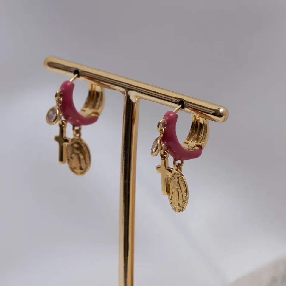 BRINCO ARGOLINHA RESINA PINK COM PINGENTE RELIGIOSO BANHO OURO 18K