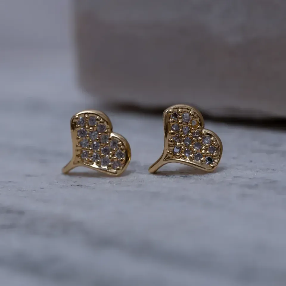BRINCO CORAÇÃO PP CRAVEJADO BANHO OURO 18K