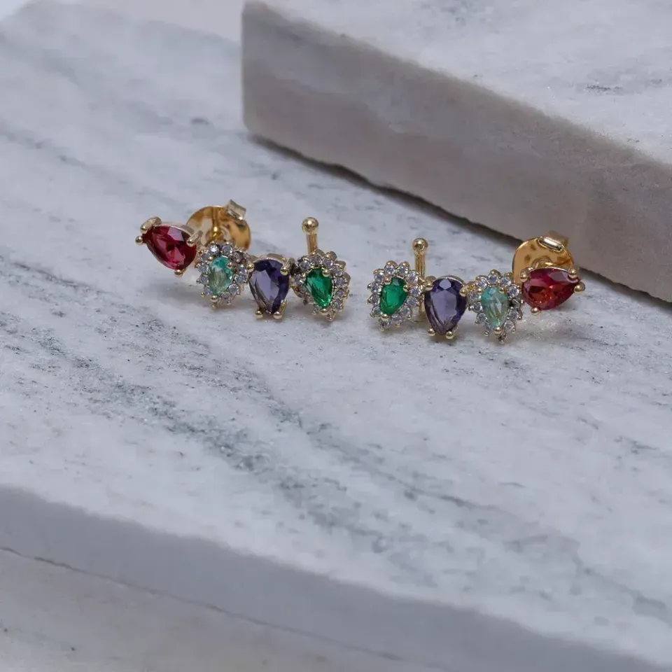 BRINCO EAR CUFF COM PEDRAS COLORIDAS BANHO OURO 18K