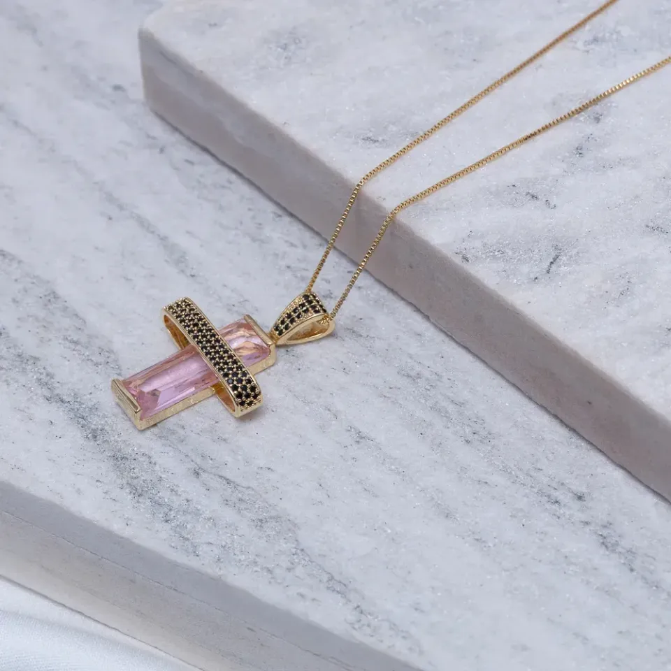 COLAR CRUZ COM PEDRA ROSA CLARO BANHO OURO 18K