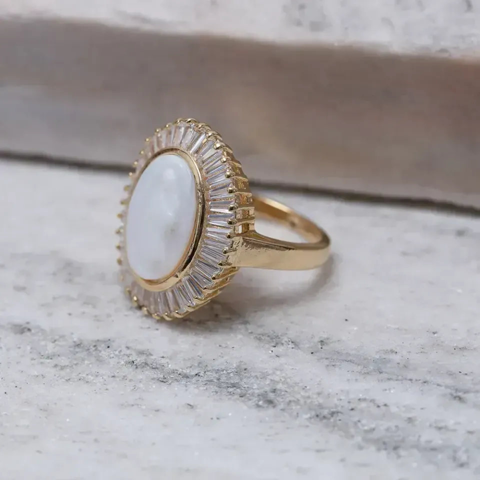 ANEL NOSSA SENHORA MADRE PÉROLA COM ZIRCÔNIAS BANHO OURO 18K