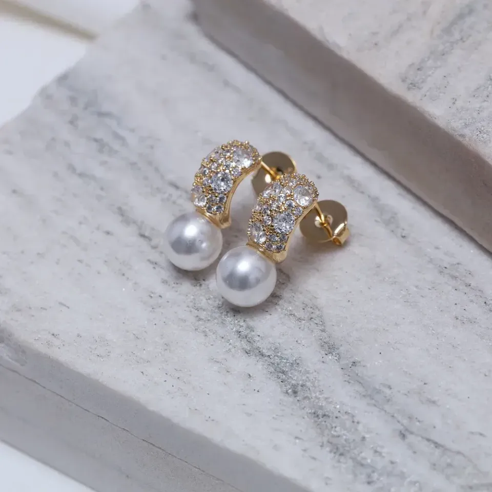 BRINCO GOTA CRAVEJADA COM PÉROLA BANHO OURO 18K