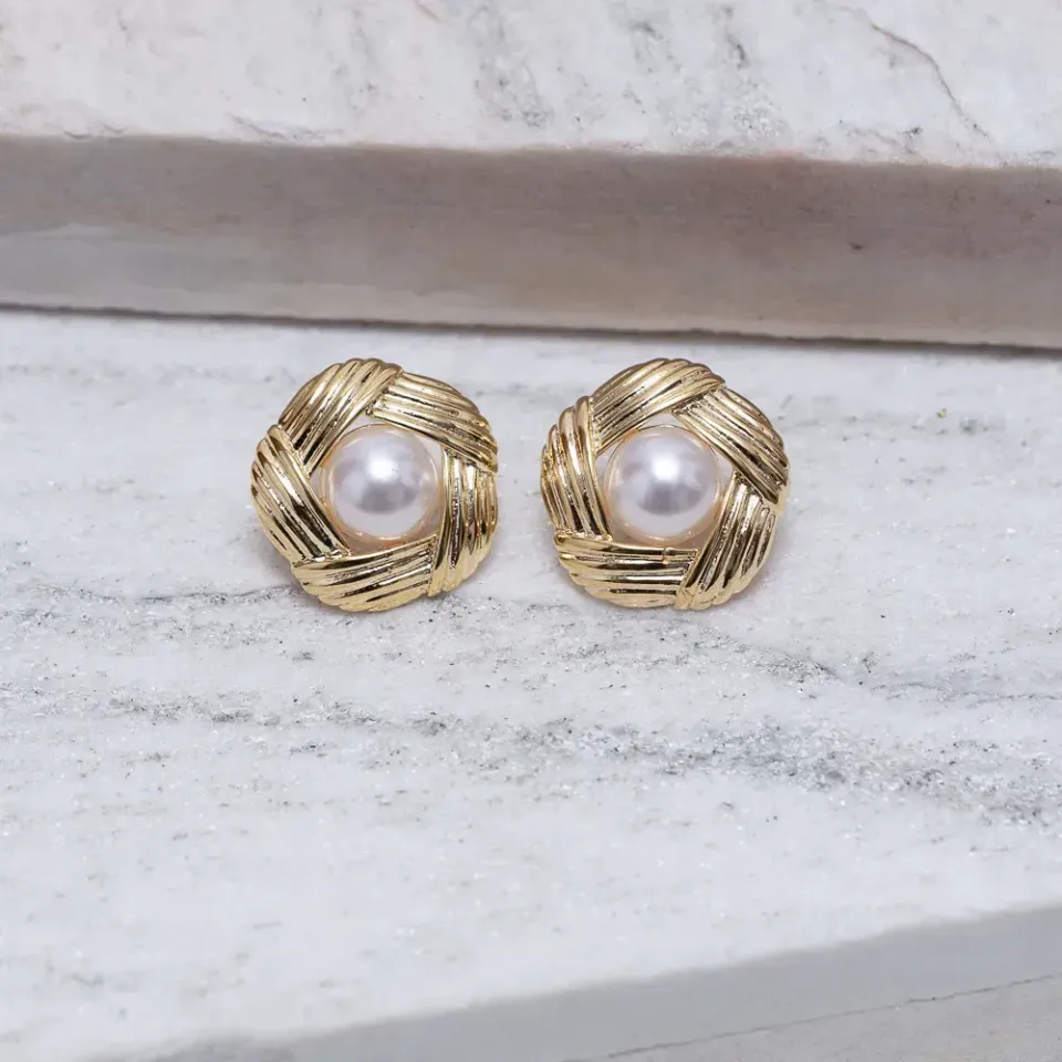 BRINCO BOTÃO TRABALHADO COM PÉROLA BANHO OURO 18K