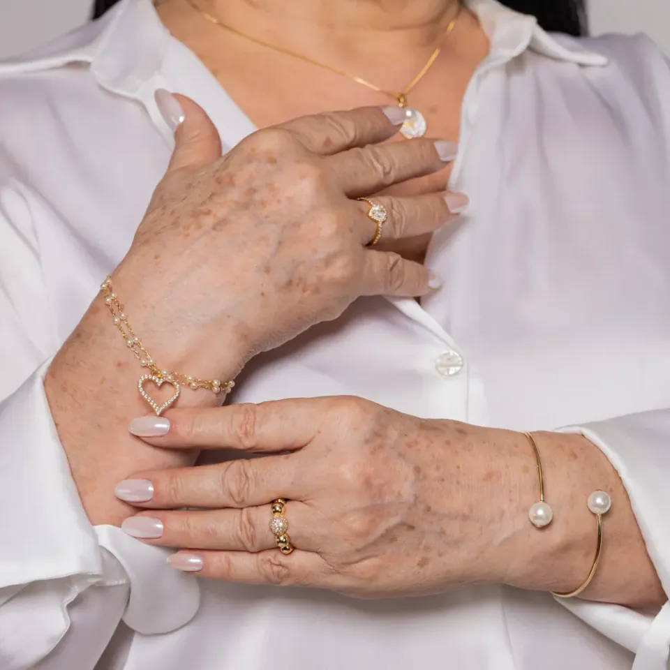 PULSEIRA CORRENTE DUPLA COM PÉROLAS E CORAÇÃO BANHO OURO 18K
