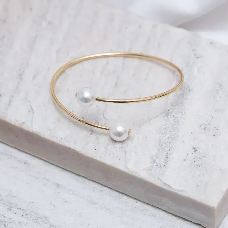 BRACELETE FINO COM PÉROLA BANHO OURO 18K