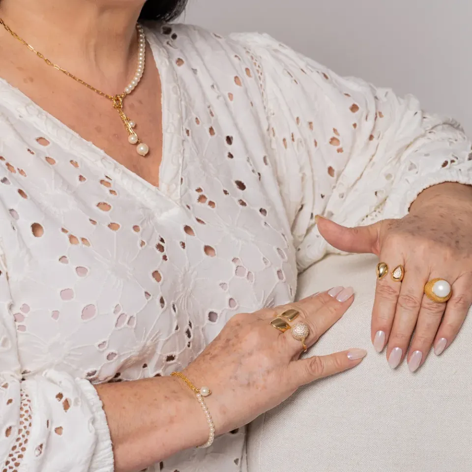 COLAR ELOS CARTIER E PÉROLAS COM FECHO BOIA BANHO OURO 18K