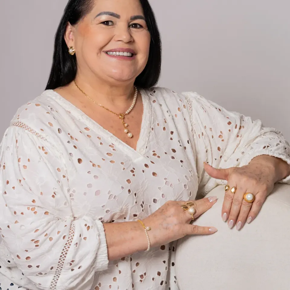 COLAR ELOS CARTIER E PÉROLAS COM FECHO BOIA BANHO OURO 18K