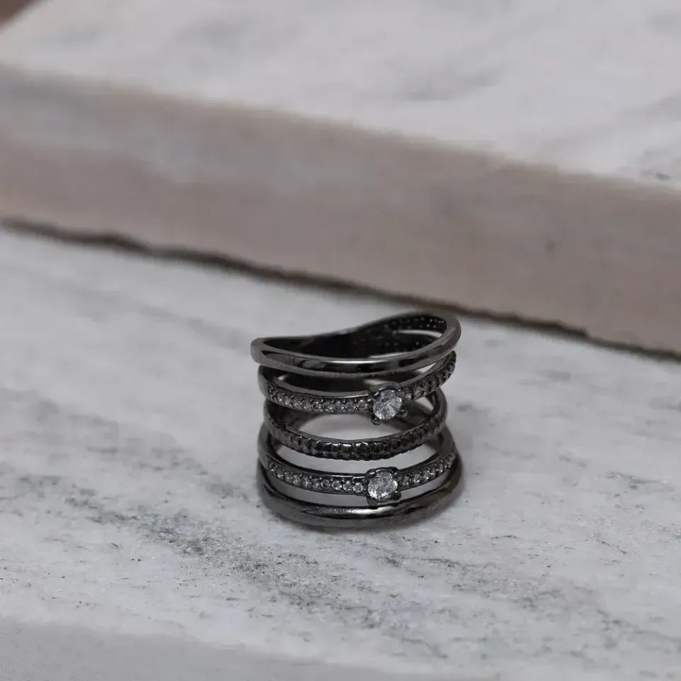 ANEL 5 AROS COM ZIRCÔNIAS CRISTAIS BANHO RÓDIO NEGRO