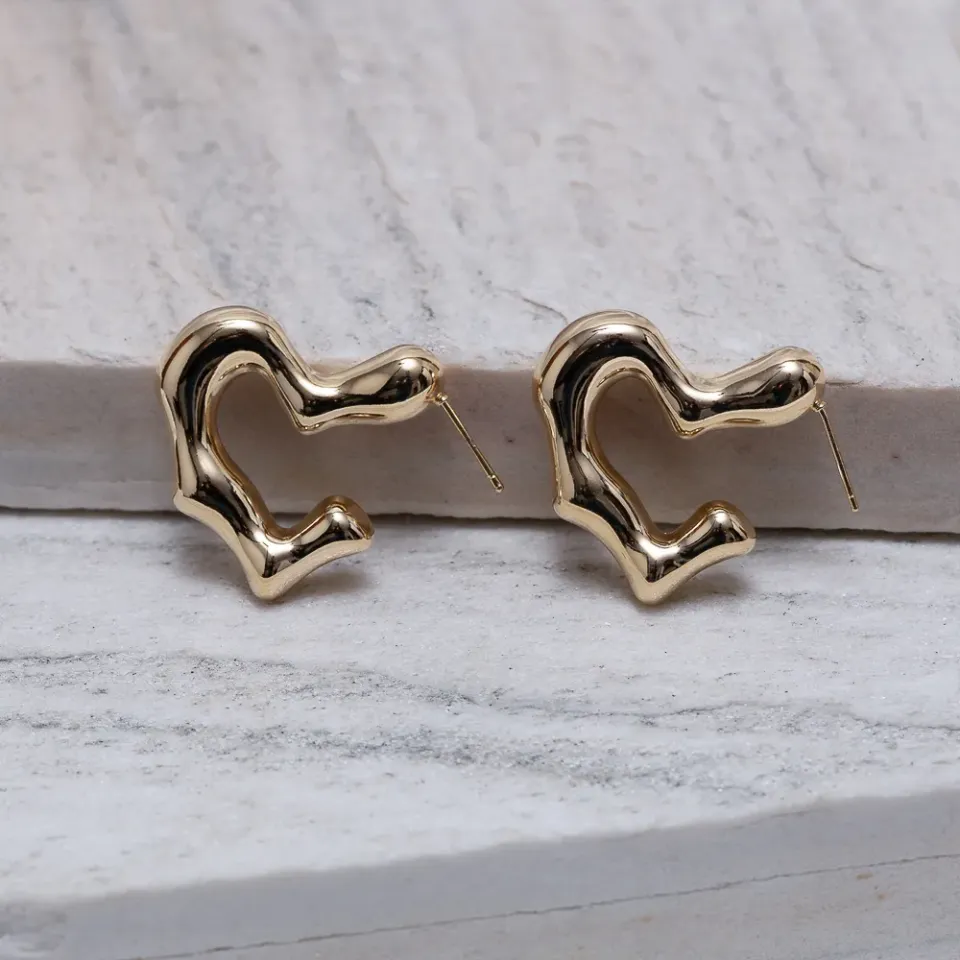 BRINCO ARGOLA CORAÇÃO ORGÂNICO BANHO OURO 18K