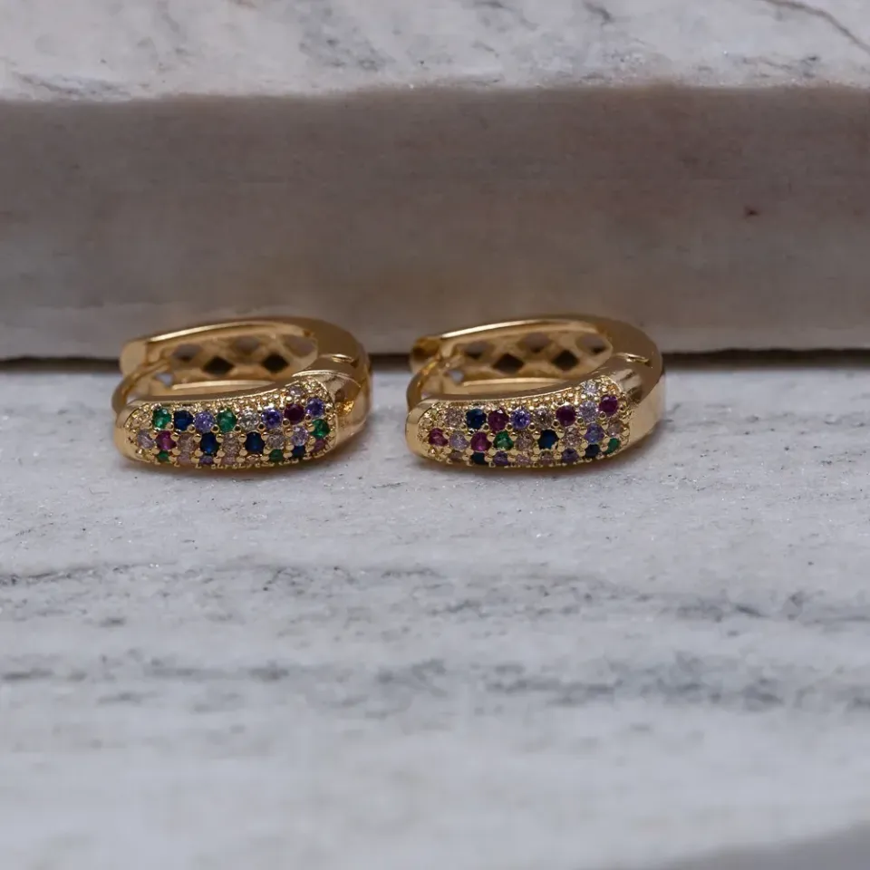 BRINCO ARGOLA GOTA COM ZIRCÔNIAS COLORIDAS BANHO OURO 18K