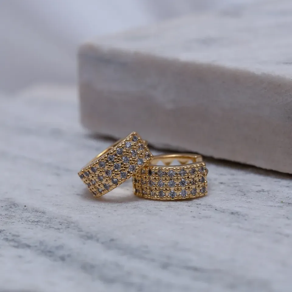 BRINCO ARGOLA RETA CRAVEJADA G BANHO OURO 18K