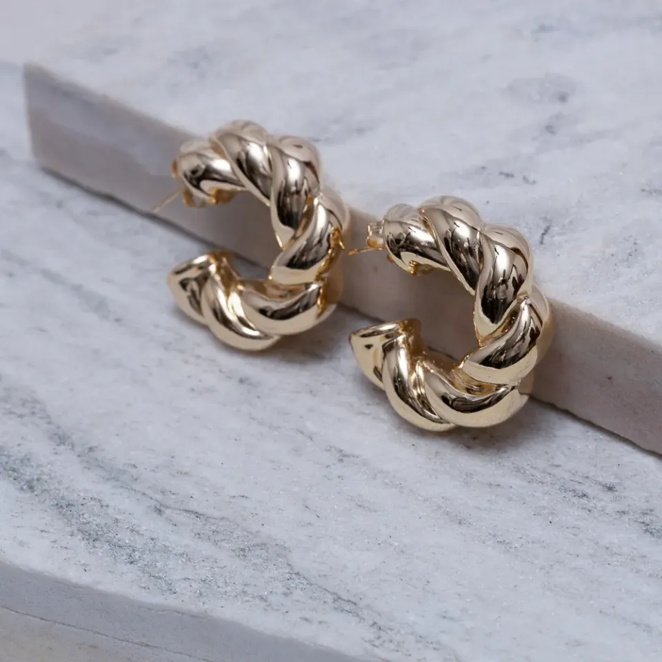 BRINCO ARGOLA TORCIDA M BANHO OURO 18K