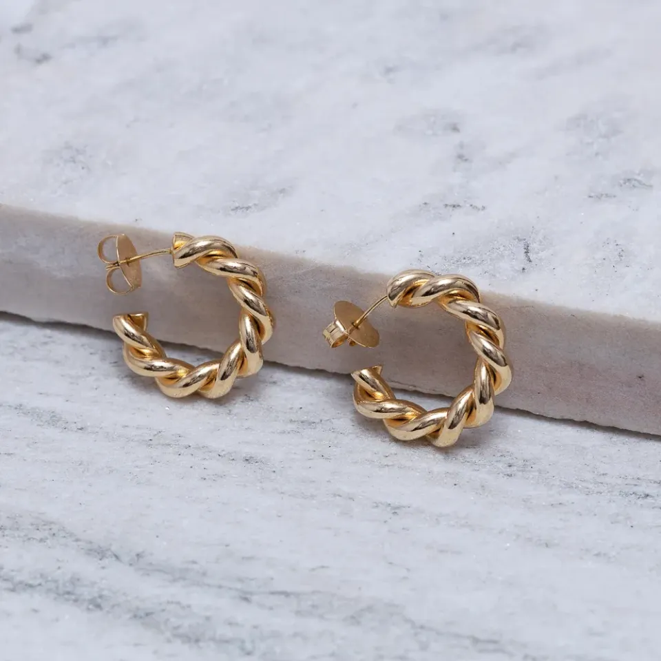 BRINCO ARGOLA TORCIDA P BANHO OURO 18K
