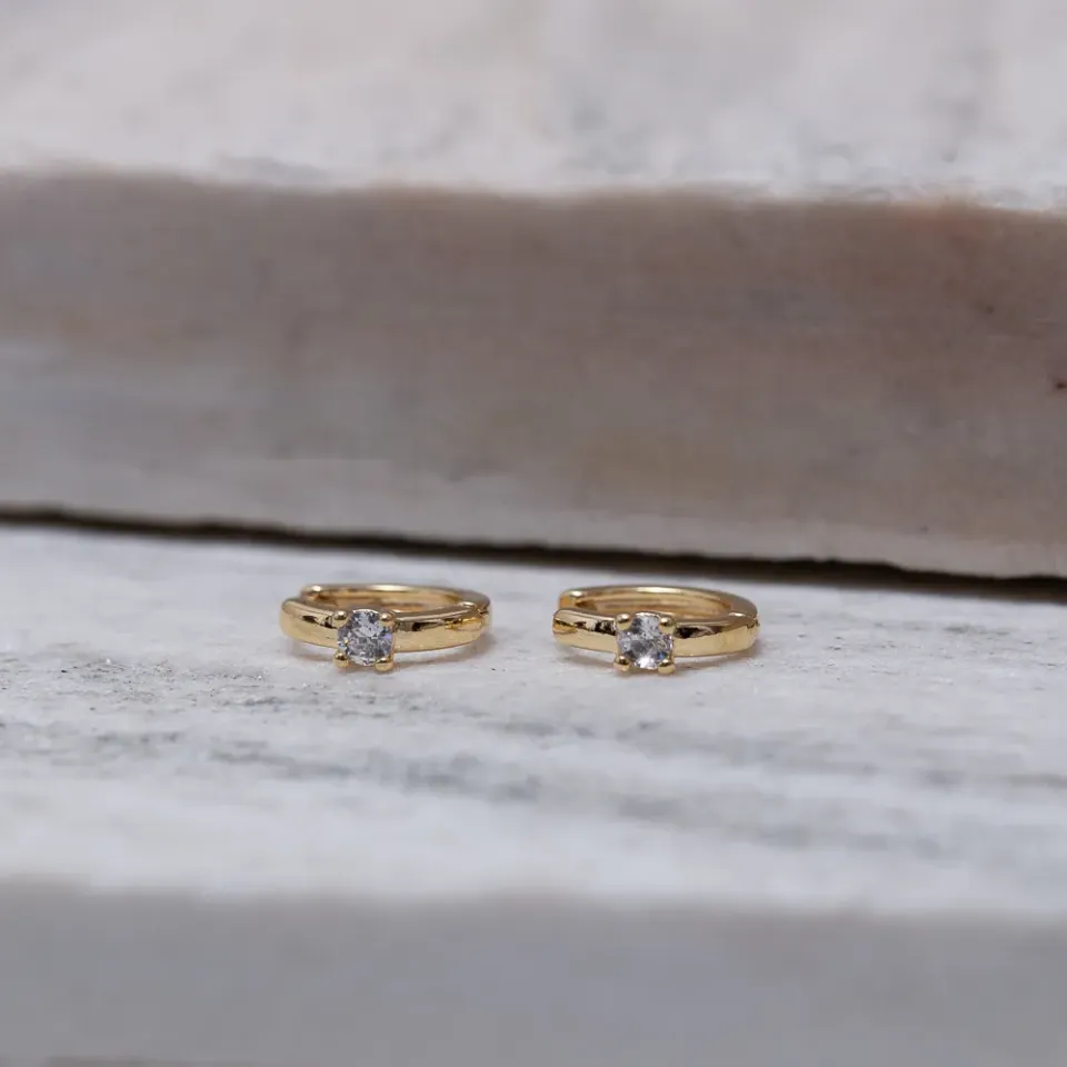 BRINCO ARGOLINHA COM PONTO DE LUZ BANHO OURO 18K