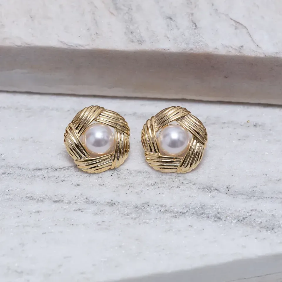 BRINCO BOTÃO TRABALHADO COM PÉROLA BANHO OURO 18K
