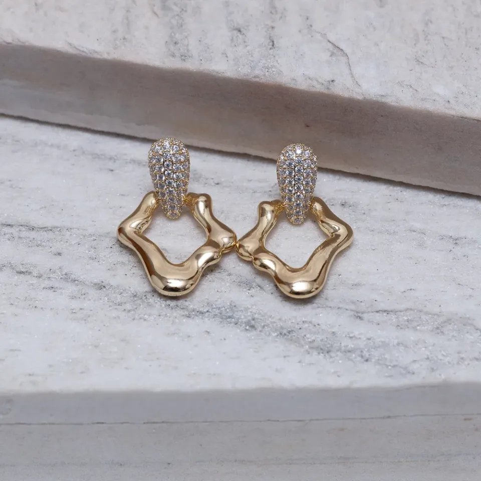 BRINCO ORGÂNICO COM BASE CRAVEJADA BANHO OURO 18K