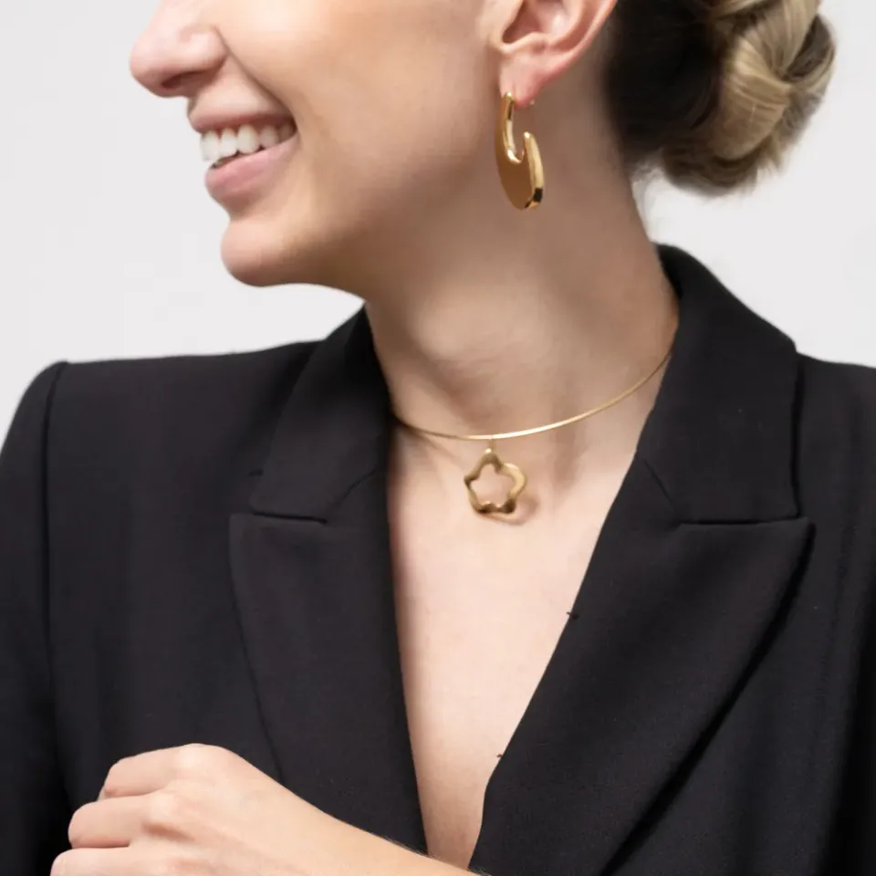 BRINCO ORGÂNICO GRANDE LISO BANHO OURO 18K