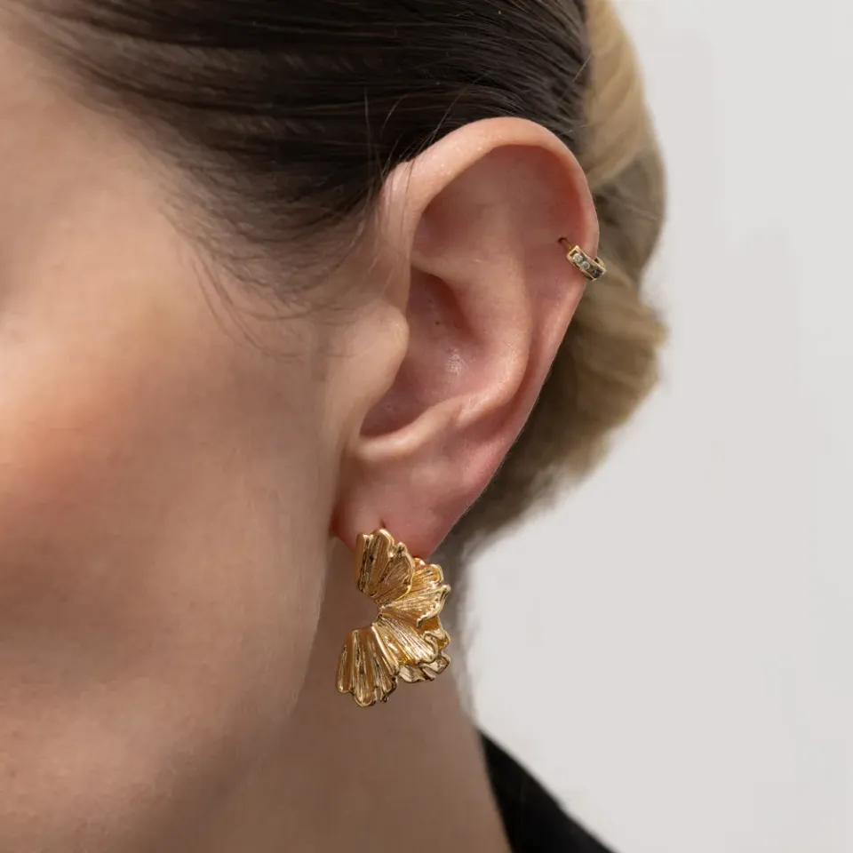 BRINCO MEIA FLOR BANHO OURO 18K