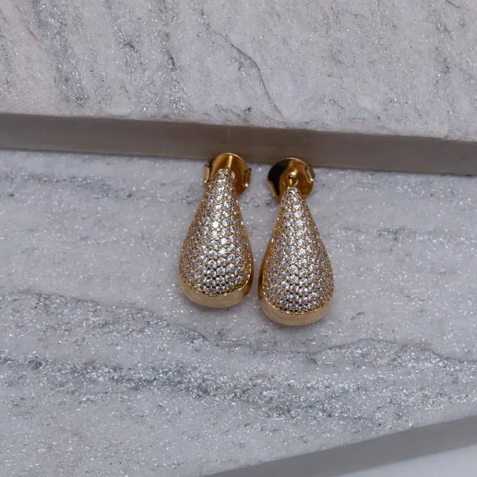 BRINCO GOTA ABAULADA CRAVEJADA BANHO OURO 18K