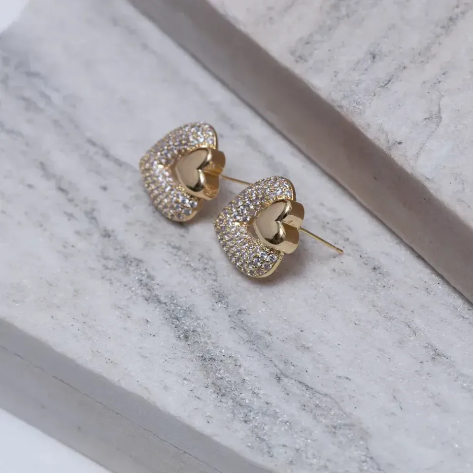 BRINCO CORAÇÃO CRAVEJADO E LISO BANHO OURO 18K