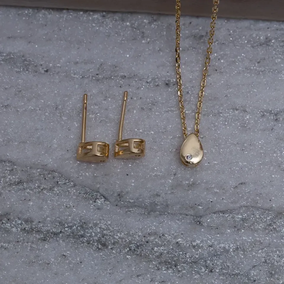 CONJUNTO GOTINHA PP COM CRISTAL BANHO OURO 18K