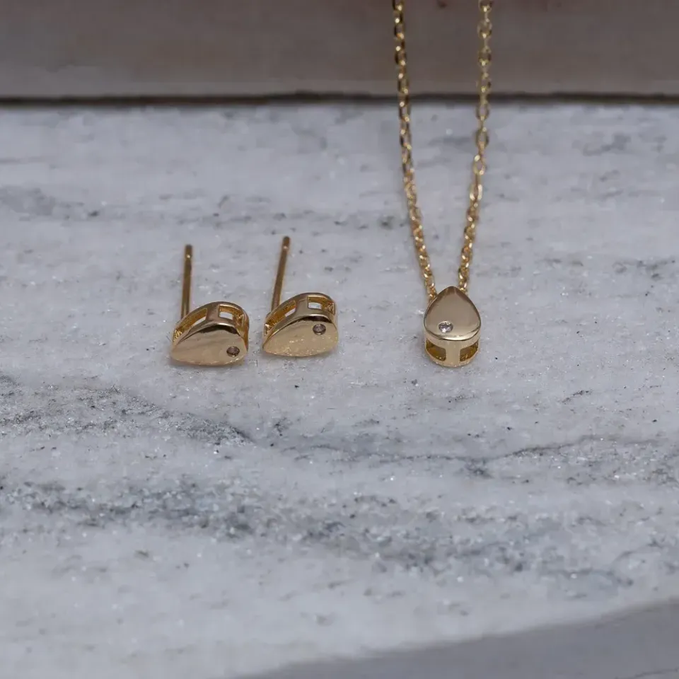 CONJUNTO GOTINHA PP COM CRISTAL BANHO OURO 18K