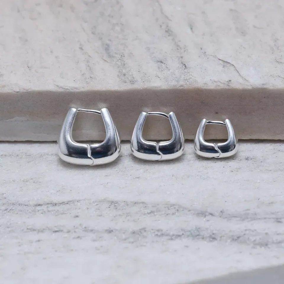 BRINCO ARGOLA M QUADRADA ABAULADA BANHO PRATA