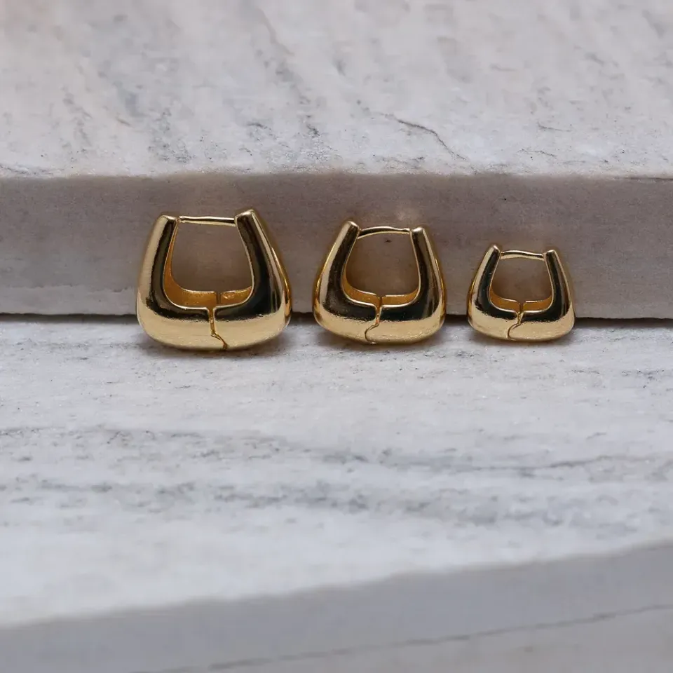 BRINCO ARGOLA G QUADRADA ABAULADA BANHO OURO 18K