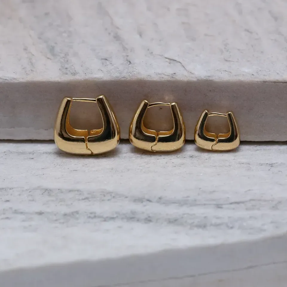 BRINCO ARGOLA M QUADRADA ABAULADA BANHO OURO 18K