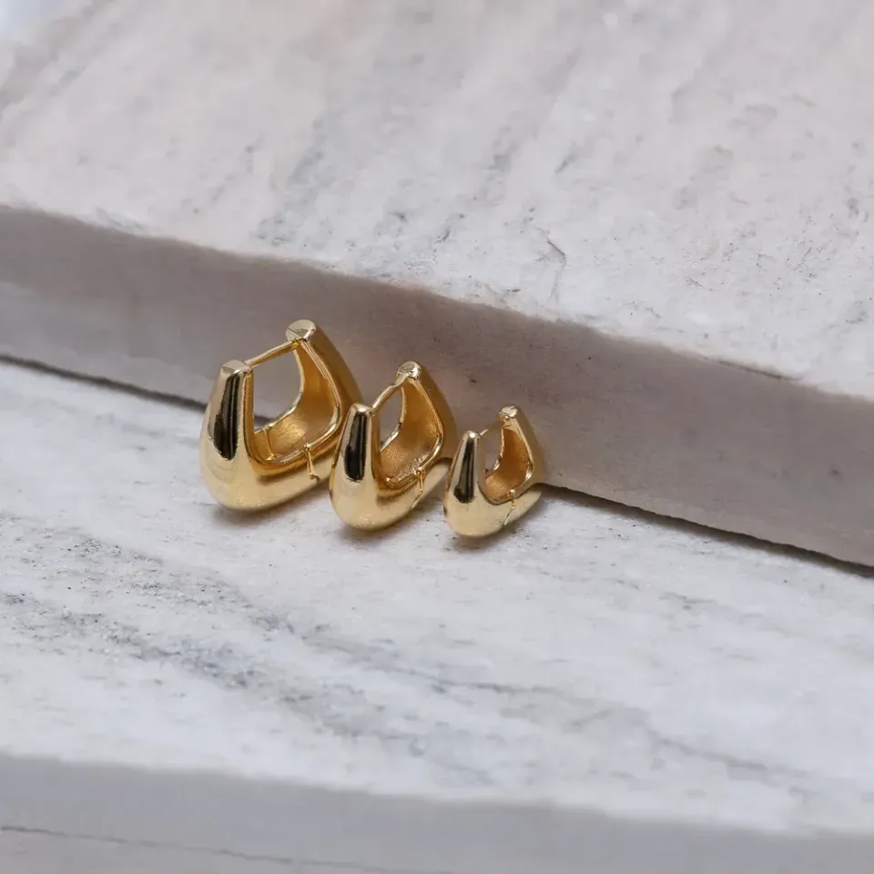 BRINCO ARGOLA M QUADRADA ABAULADA BANHO OURO 18K