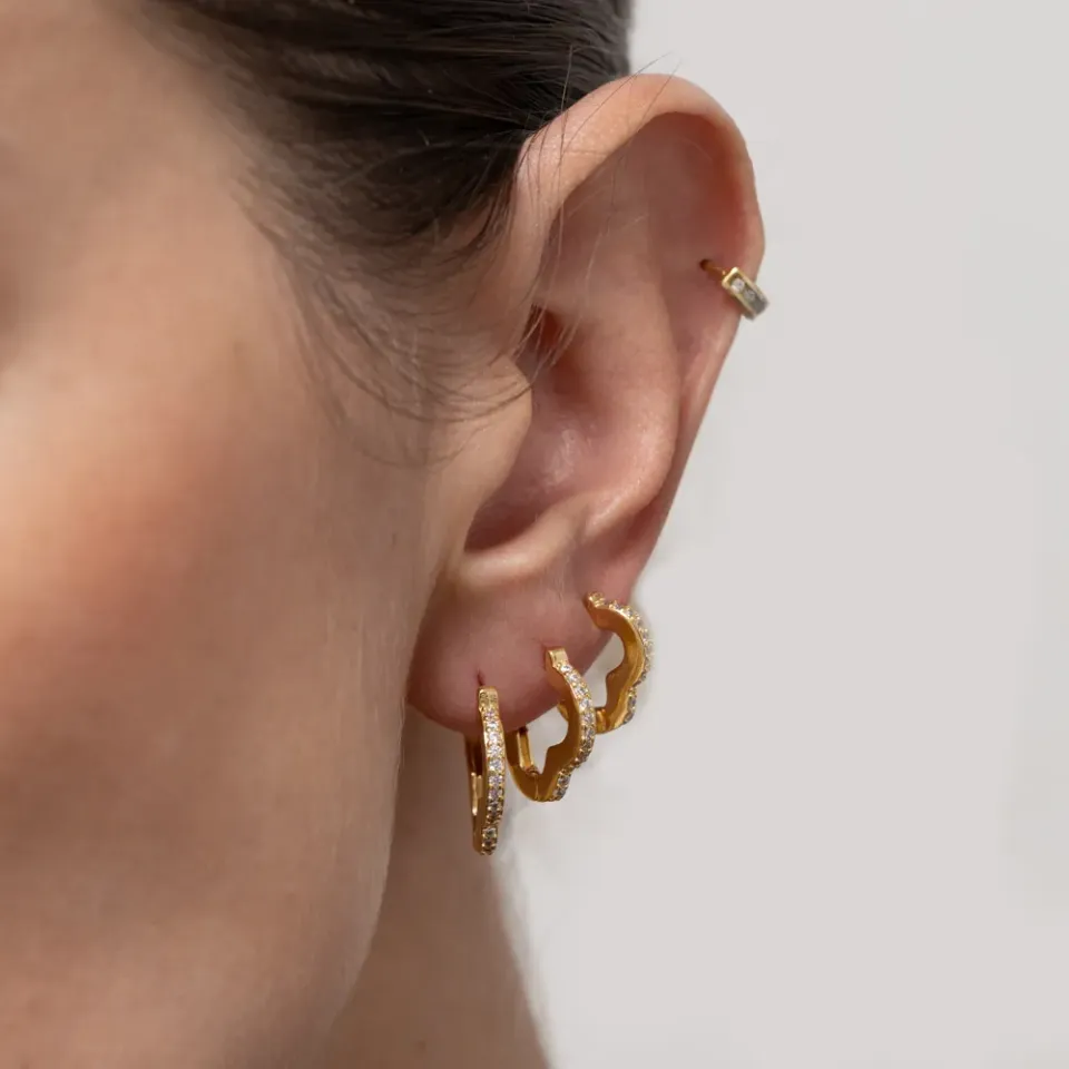 BRINCO ARGOLA M VIRGINIA CRAVEJADA BANHO OURO 18K
