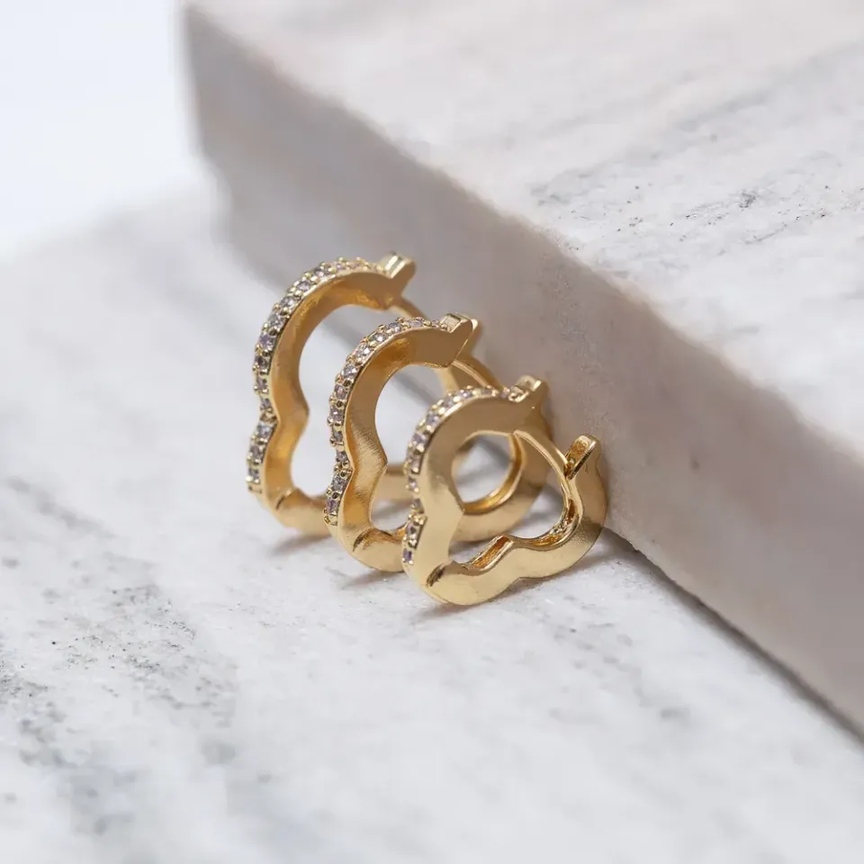 BRINCO ARGOLA M VIRGINIA CRAVEJADA BANHO OURO 18K