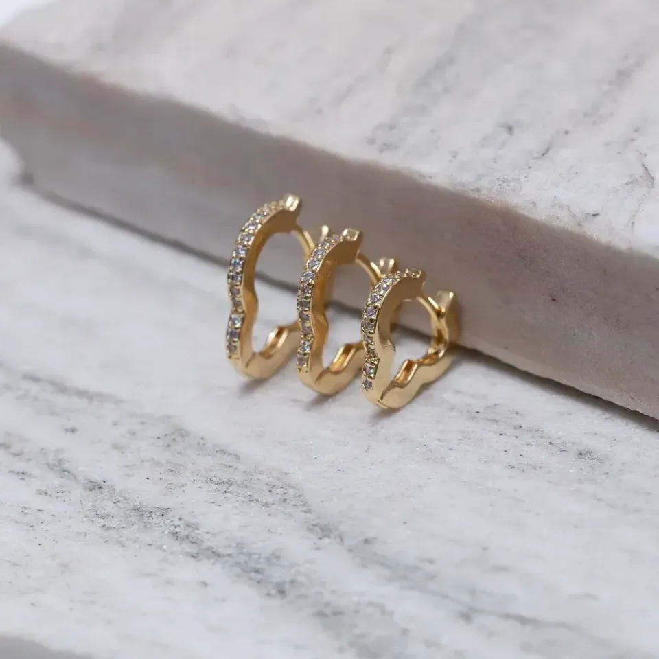 BRINCO ARGOLA M VIRGINIA CRAVEJADA BANHO OURO 18K