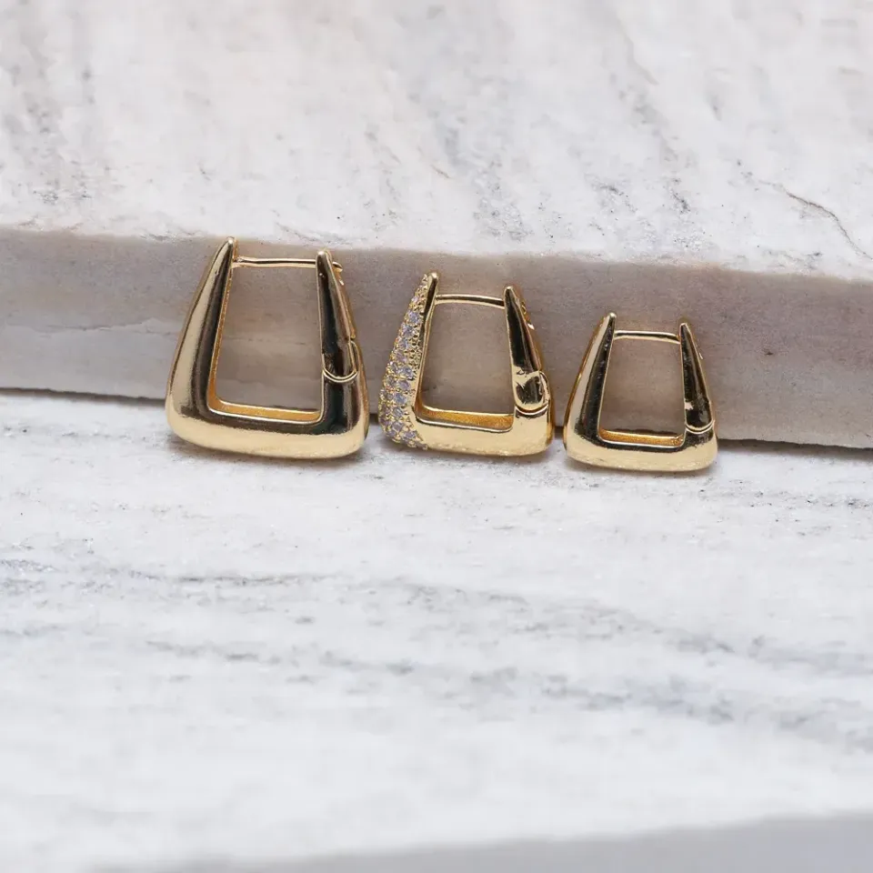 BRINCO ARGOLA G RETANGULAR LISO BANHO OURO 18K