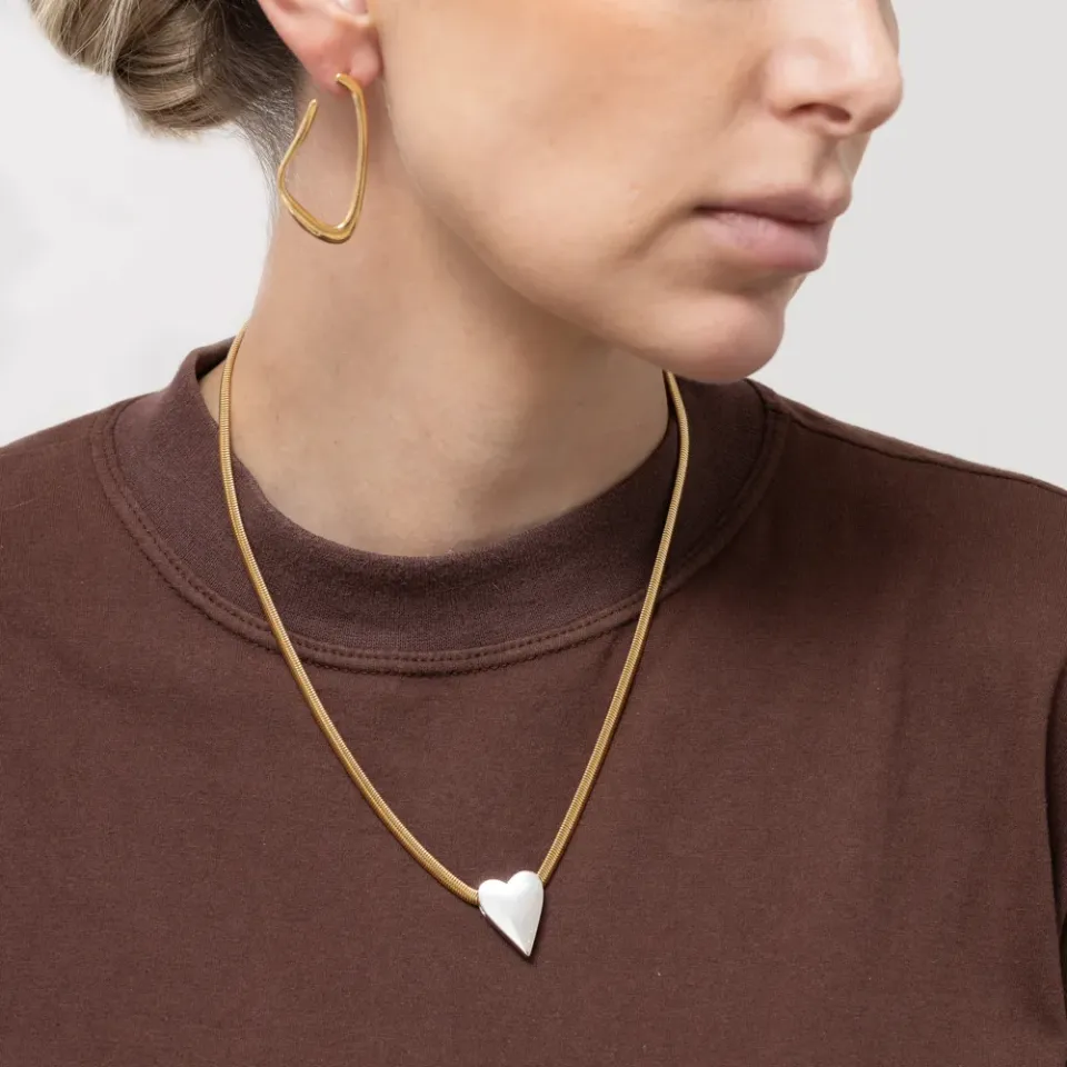 BRINCO ORGÂNICO FINO ABERTO BANHO OURO 18K