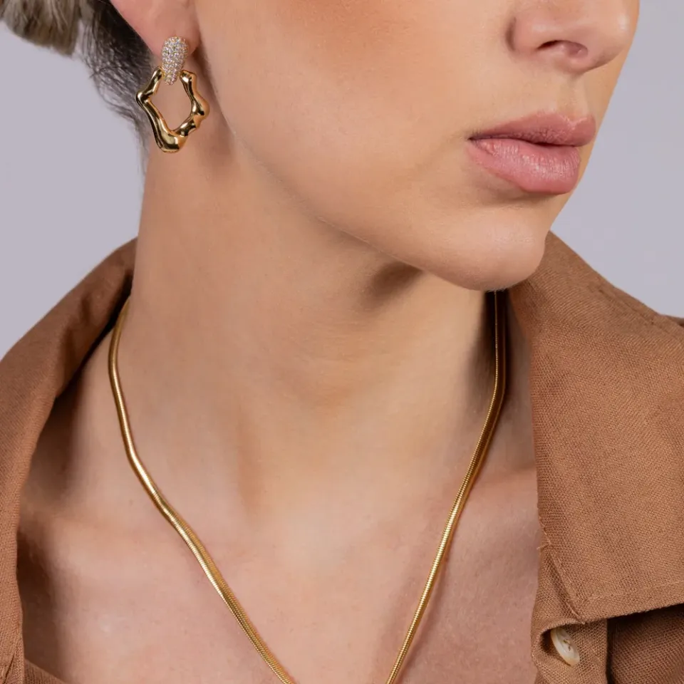 BRINCO ORGÂNICO COM BASE CRAVEJADA BANHO OURO 18K