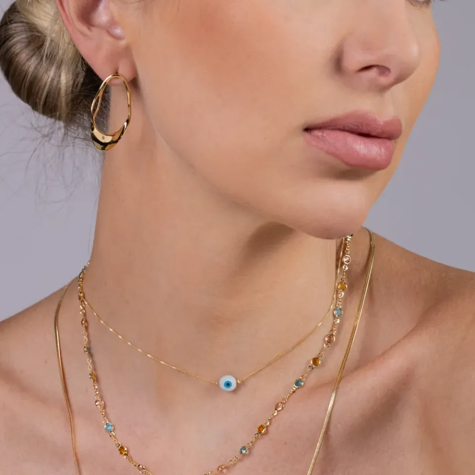 BRINCO ORGÂNICO VAZADO FINO BANHO OURO 18K