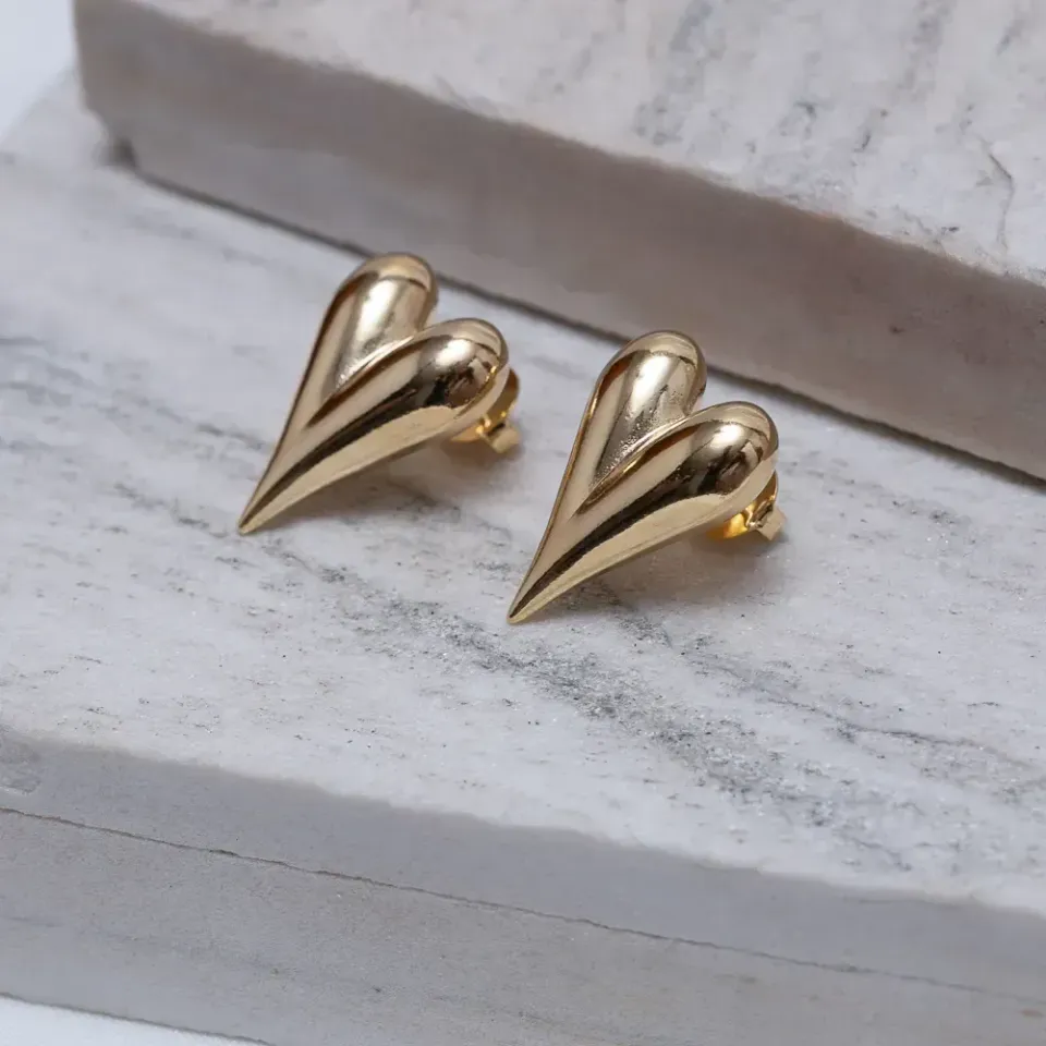 BRINCO CORAÇÃO LISO ABAULADO BANHO OURO 18K