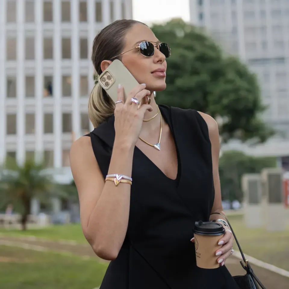 PULSEIRA OCA ACHATADA COM CORAÇÃO LISO BANHO OURO 18K