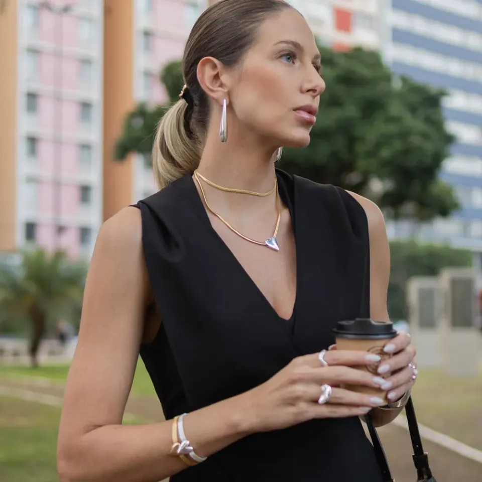 PULSEIRA OCA ACHATADA COM CORAÇÃO LISO BANHO OURO 18K