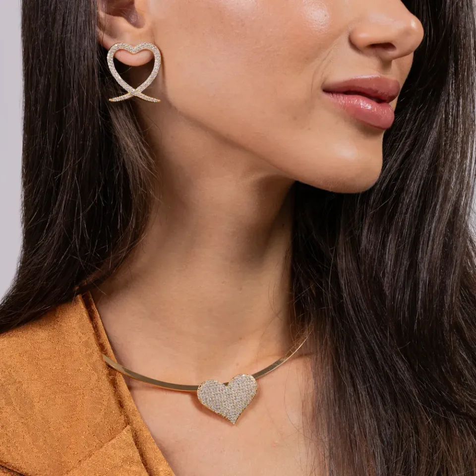 COLAR ARO ACHATADO COM CORAÇÃO CRAVEJADO BANHO OURO 18K