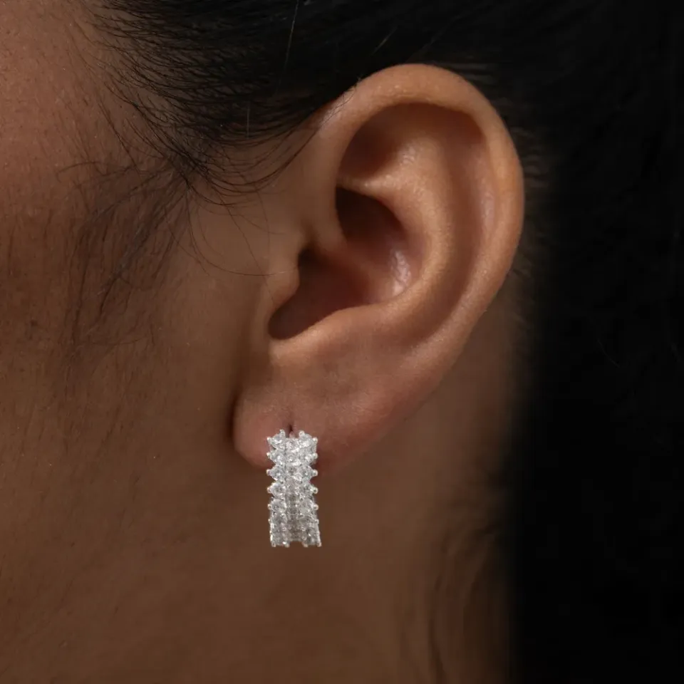BRINCO ARGOLA COM ZIRCÔNIAS CRISTAIS BANHO PRATA