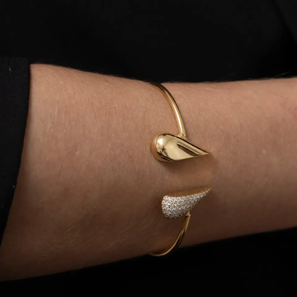 BRACELETE CORAÇÃO METADE LISO METADE COM CRAVEJADO BANHO OURO 18K