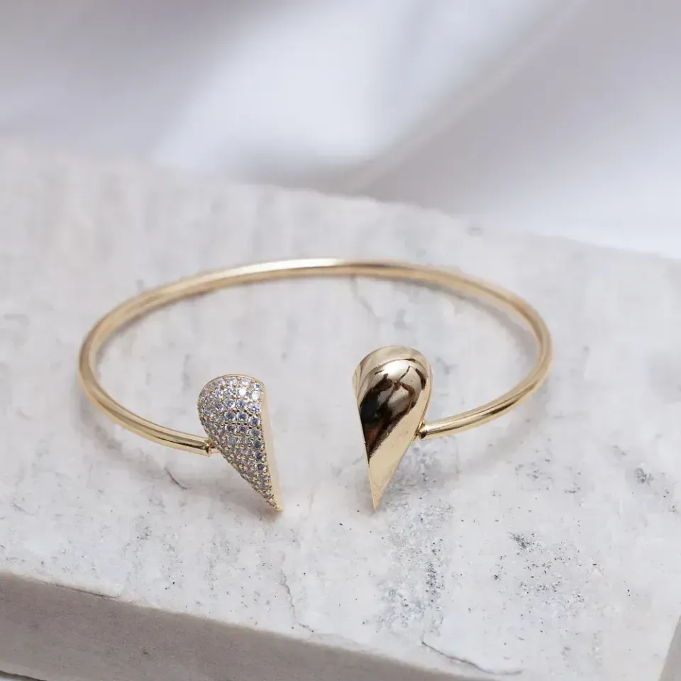 BRACELETE CORAÇÃO METADE LISO METADE COM CRAVEJADO BANHO OURO 18K