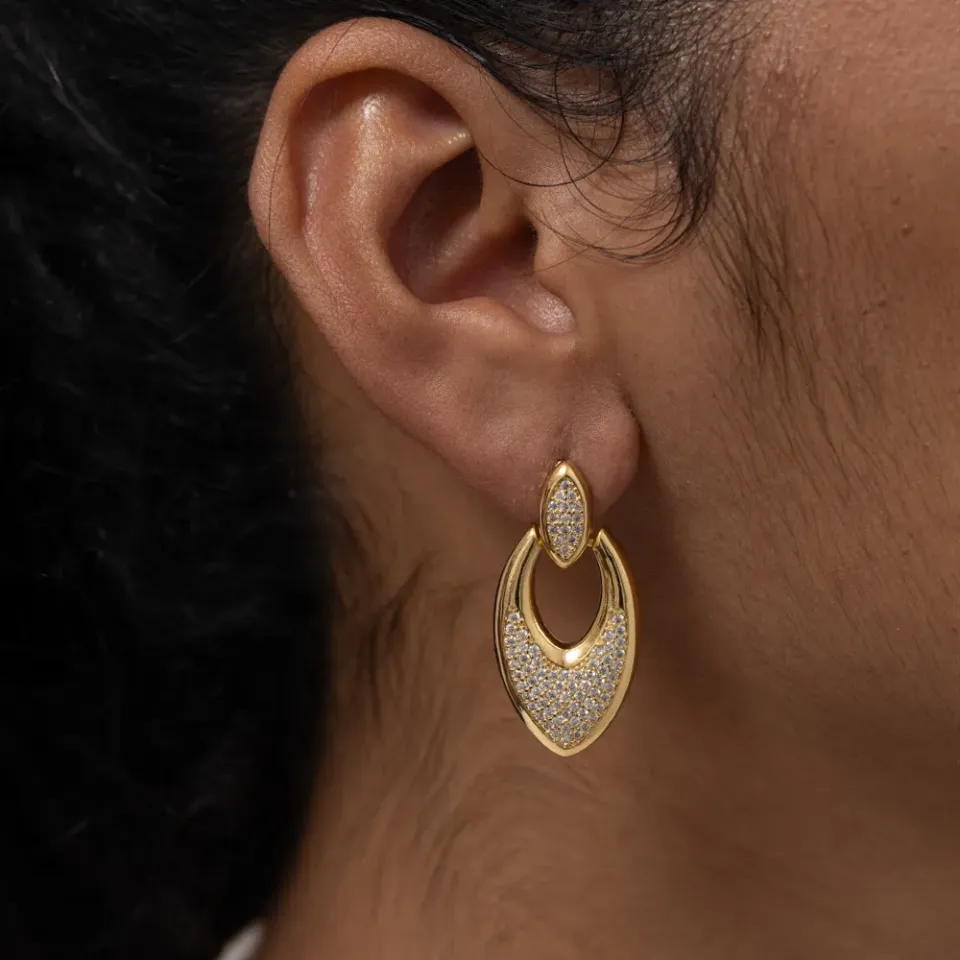 BRINCO LOSANGO CRAVEJADO BANHO OURO 18K