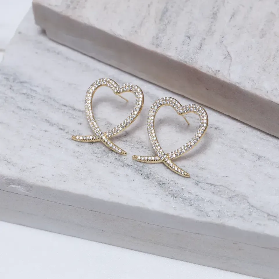 BRINCO CORAÇÃO CRAVEJADO VAZADO BANHO OURO 18K