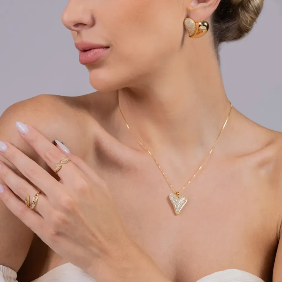 COLAR CORAÇÃO PUFFER CRAVEJADO BANHO OURO 18K