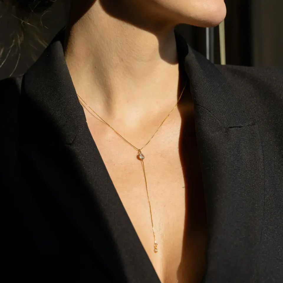 COLAR PÊNDULO COM PONTO DE LUZ CRISTAL BANHO OURO 18K