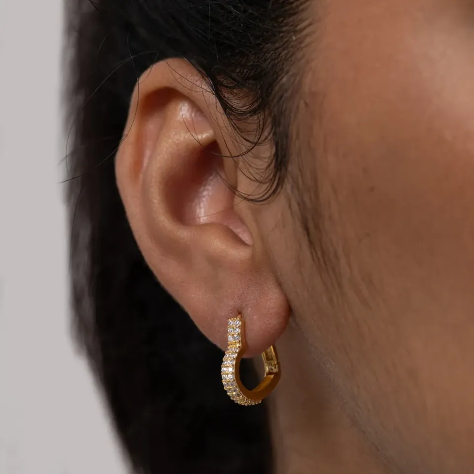 BRINCO ARGOLA CORAÇÃO FILEIRA DUPLA CRAVEJADA BANHO OURO 18K